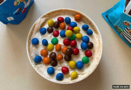 עוגת חמאת בוטנים M&M ושוקולד לבן