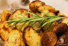 תפוחי אדמה אפויים בתנור בשום ורוזמרין
